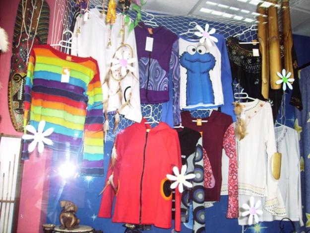 ropa y complementos ,bisuteria, artesania etc.Estilo hippie,alternativo etc