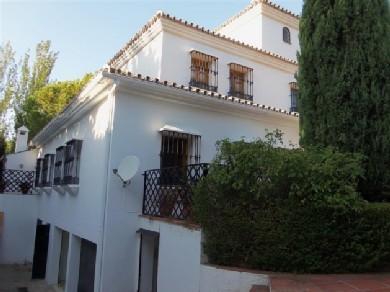 Chalet con 6 dormitorios se vende en Alhaurin de la Torre