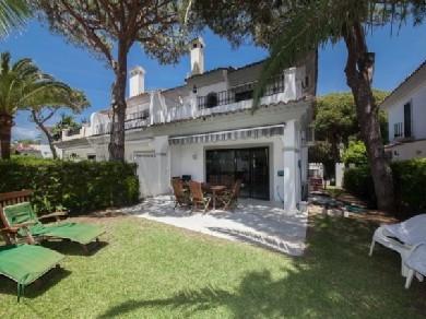 Chalet pareado con 5 dormitorios se vende en Marbella, Costa del Sol
