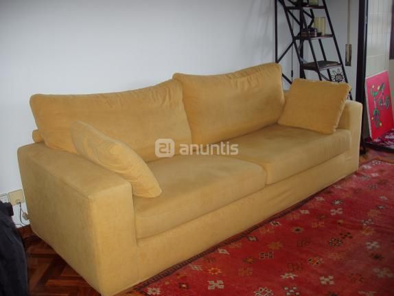 Sofa marca Tinto muebles color amarillo camel