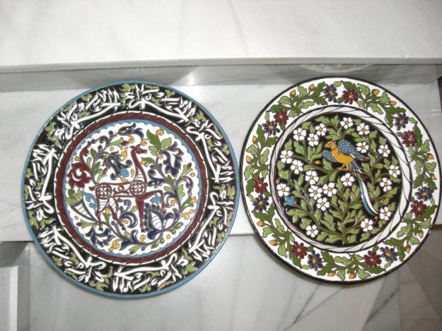 Duo de platos de cerámica en técnica de cuerda seca