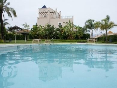 Adosado con 3 dormitorios se vende en Estepona, Costa del Sol