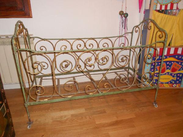 Se vende cuna antigua hierro 100 años en perfecto estado.