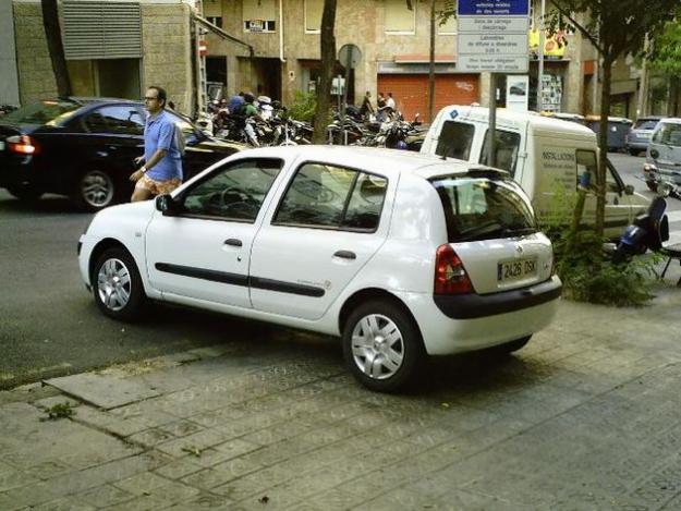 Venta de coche Renault CLIO 1,5 DCI 5 P. COMMUNITY '05 en Barcelona