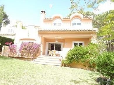 Chalet con 3 dormitorios se vende en Marbella, Costa del Sol