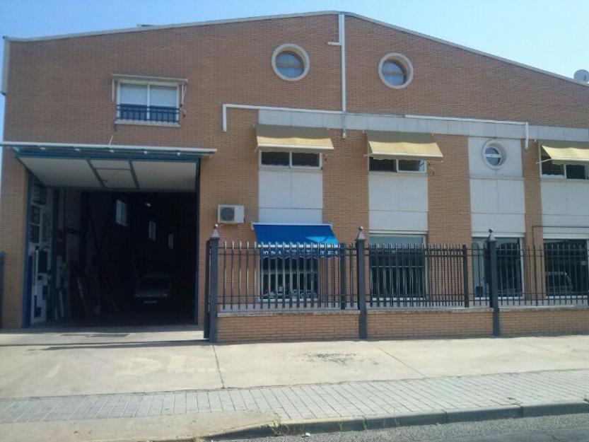 Se vende nave industrial con vivienda duplex de lujo