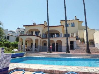 Chalet con 6 dormitorios se vende en Casares Costa, Costa del Sol
