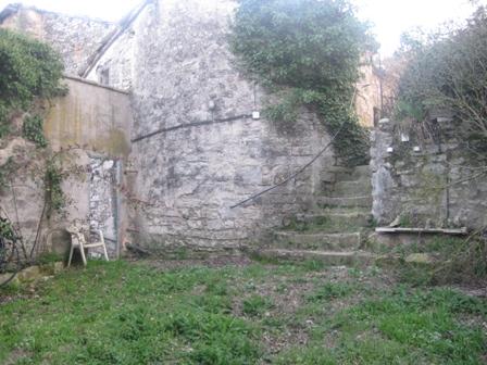 Casa de pueblo. rustica piedra. con jardin. huerto. —