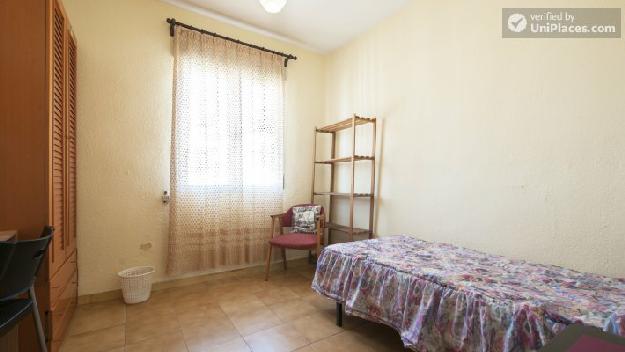 Dashing 3-bedroom apartment in appealing Guindalera