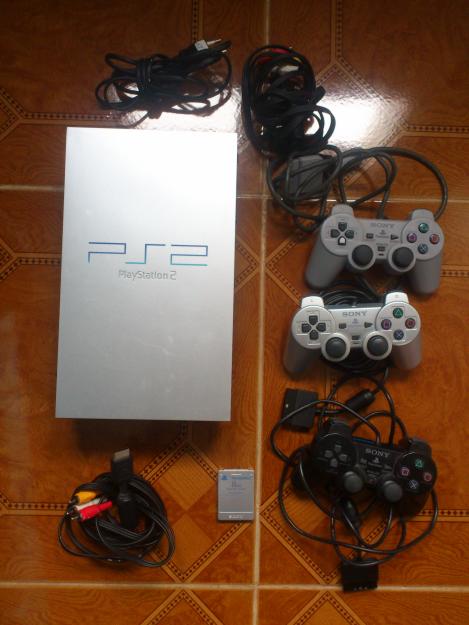 PS2 plateada + accesorios + juegos