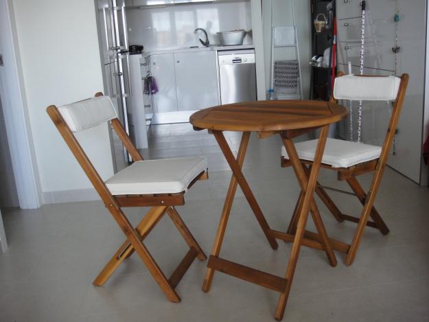 Se vende mesa de madera de teka con dos sillas a juego.