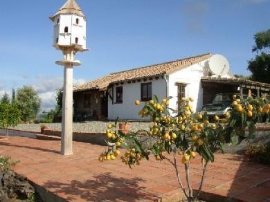Chalet con 3 dormitorios se vende en Alora