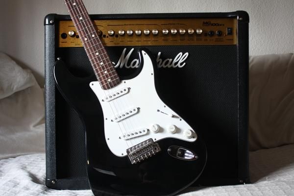 Fender Stratocaster + Marshall MG100DFX