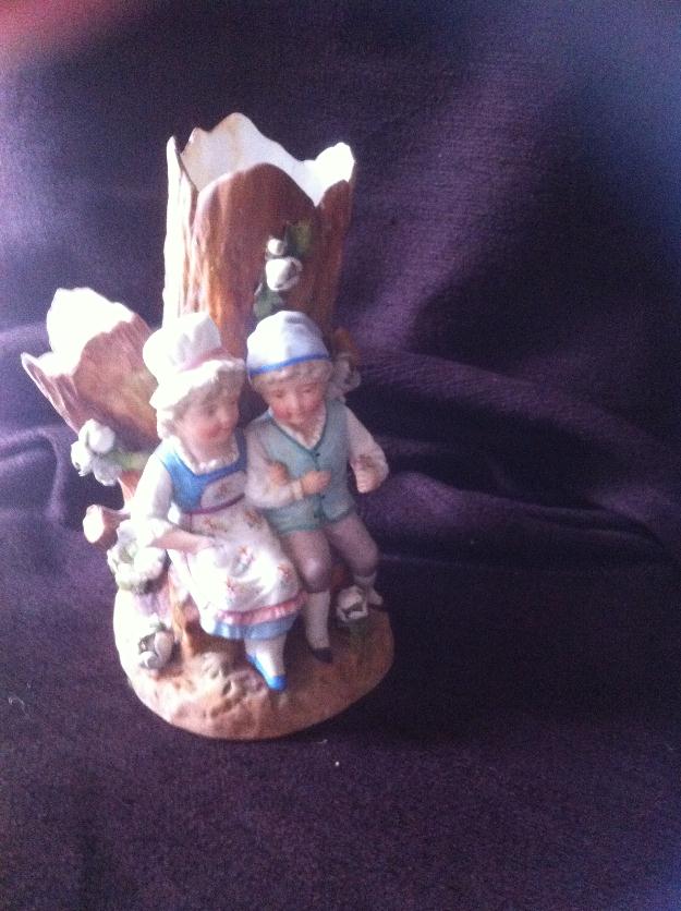 Antiguedes - 100€ - jarroncito porcelana figuras de niños 20 cm alto - villas -