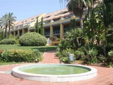 Apartamento con 2 dormitorios se vende en Marbella, Costa del Sol