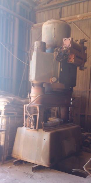 Prensa hidraulica Sacmi de 600t para la fabricacion de ceramica