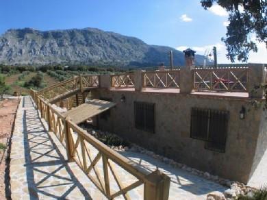 Chalet con 5 dormitorios se vende en Antequera