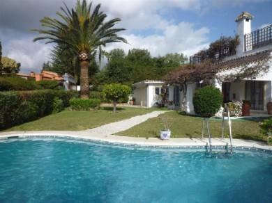 Chalet con 3 dormitorios se vende en Marbella, Costa del Sol