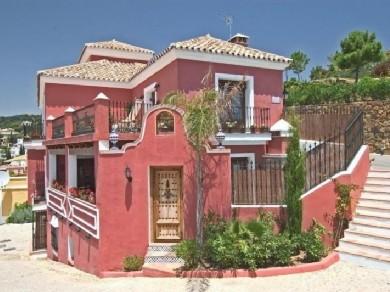 Chalet con 4 dormitorios se vende en Marbella, Costa del Sol