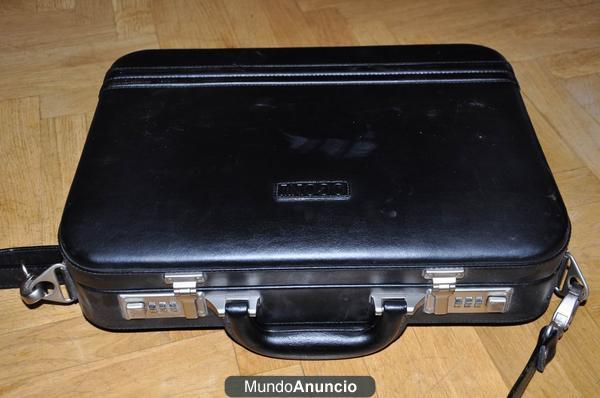 Maletín negro rígido con código de seguridad.