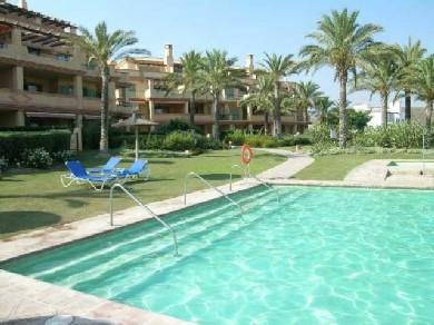 Apartamento con 2 dormitorios se vende en Estepona, Costa del Sol