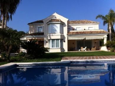 Chalet con 4 dormitorios se vende en Marbella, Costa del Sol