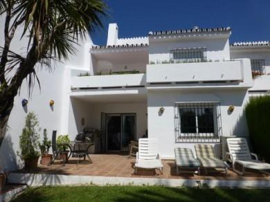 Apartamento con 2 dormitorios se vende en Marbella, Costa del Sol