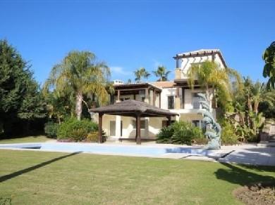Chalet con 4 dormitorios se vende en Estepona, Costa del Sol