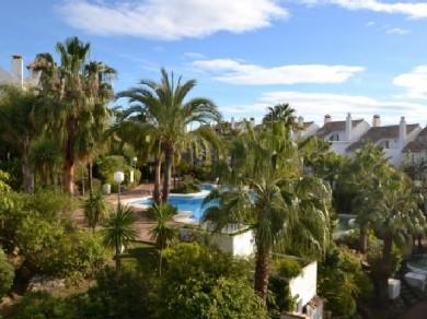 Adosado con 4 dormitorios se vende en Marbella, Costa del Sol