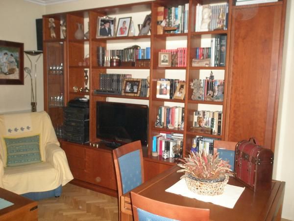 Vendo mueble-librería, mesa y 4 sillas (sofá y sillón de regalo)