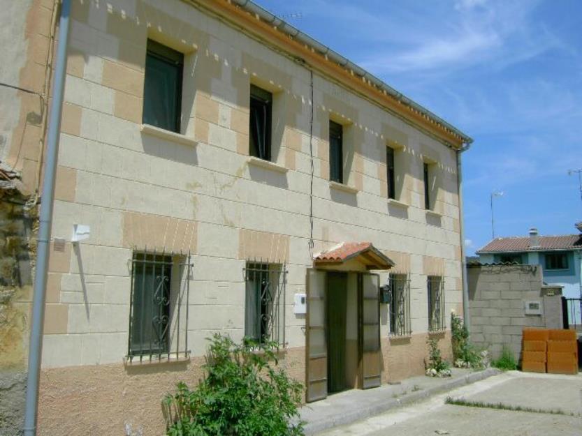 Casa rural en Temiño Burgos de dos plantas con terreno