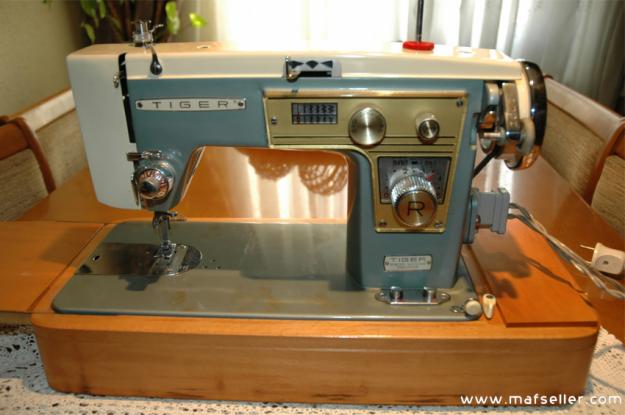 MÁQUINA DE COSER A MOTOR CON PEDAL Y MALETÍN. MARCA TIGER