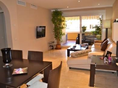 Apartamento con 2 dormitorios se vende en Marbella, Costa del Sol