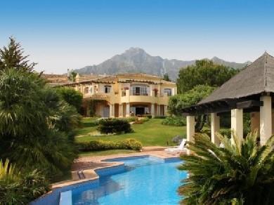 Chalet con 5 dormitorios se vende en Marbella, Costa del Sol