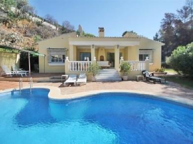 Chalet con 3 dormitorios se vende en Marbella, Costa del Sol