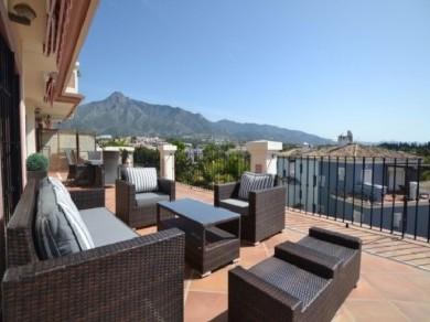Apartamento con 3 dormitorios se vende en Marbella, Costa del Sol