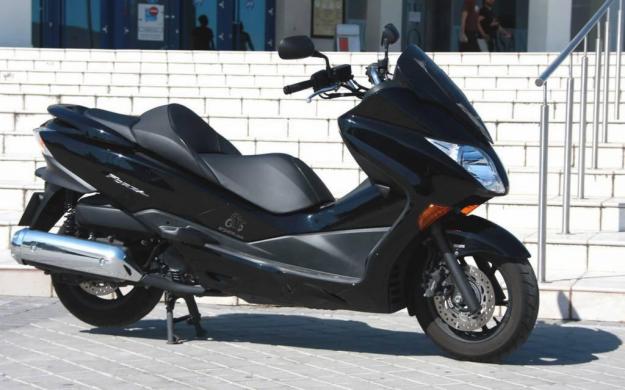 Vendo moto Honda Forza 250 EX negra 2007