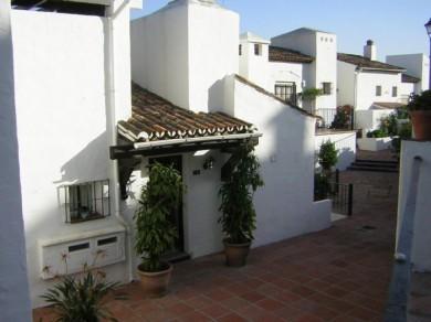 Adosado con 2 dormitorios se vende en Marbella, Costa del Sol