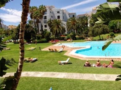 Apartamento con 2 dormitorios se vende en Marbella, Costa del Sol