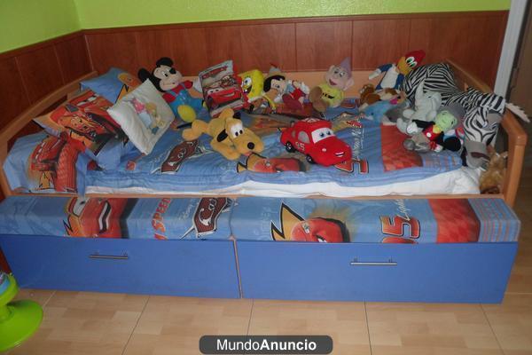 Se Vende Ropero esquinera de dos puertas y cama color madera.