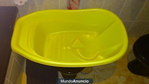 vend...bañera para bebe con asiento es grande y plastico duro