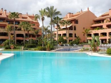 Apartamento con 3 dormitorios se vende en Marbella, Costa del Sol