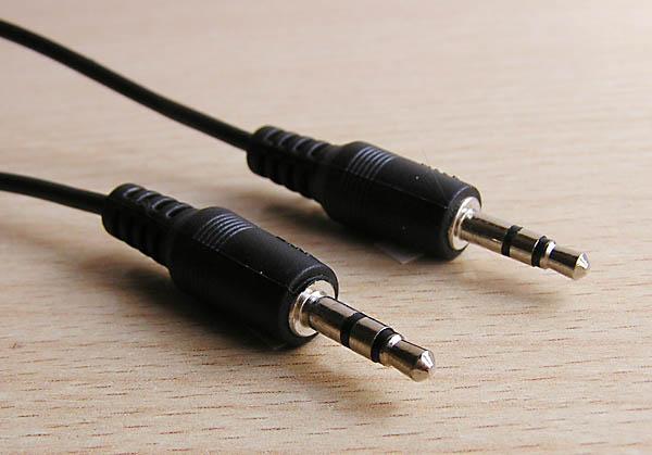 Cable con conectores mini jack estereo para aparatos MP3