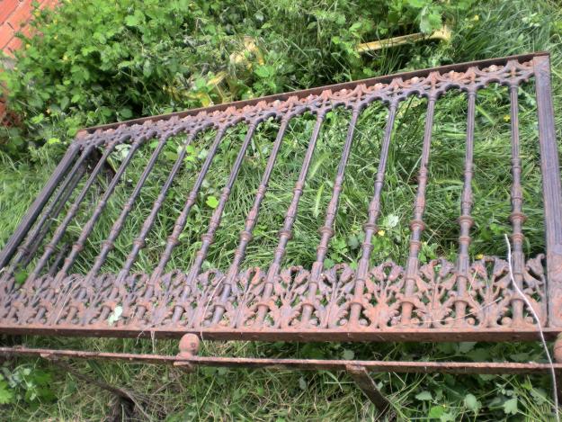 VENDO DOS BALCONES ANTIGUOS DE HIERRO FORJADO