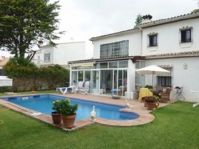 Chalet con 4 dormitorios se vende en Marbella, Costa del Sol