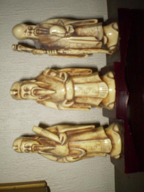 Tres dioses marfil antiguo policromado sobre peana (herencia)