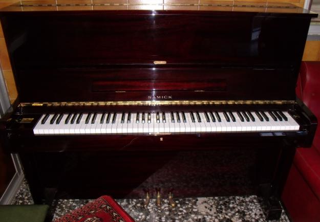 PIANO VERTICAL SAMICK. Modelo Imperial German Escale