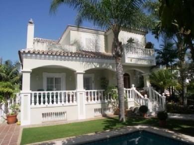 Chalet con 5 dormitorios se vende en Marbella, Costa del Sol