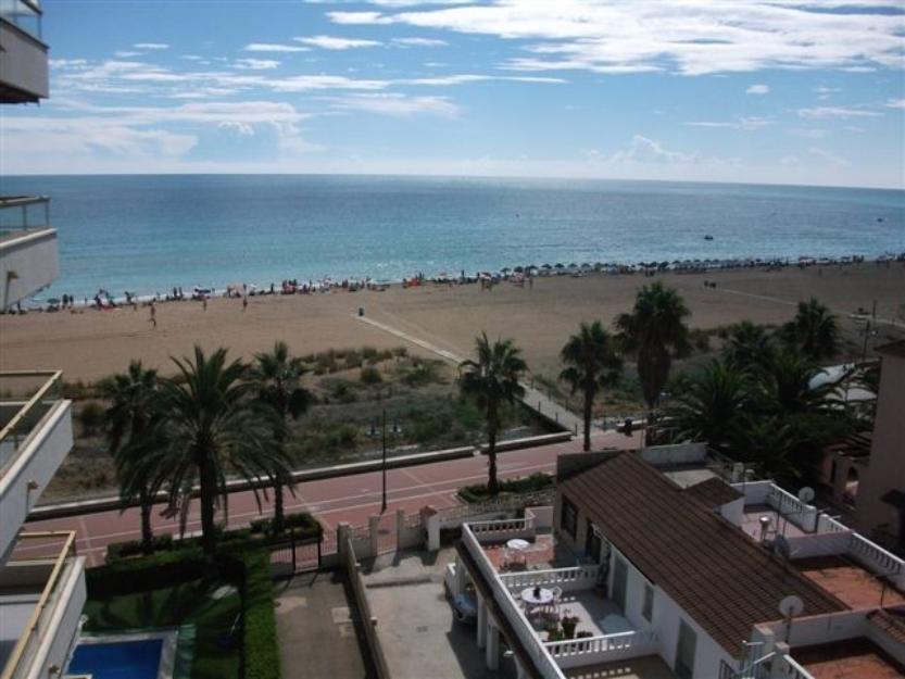 Apartamento con bonitas vistas al mar y a 25 mts. de la playa