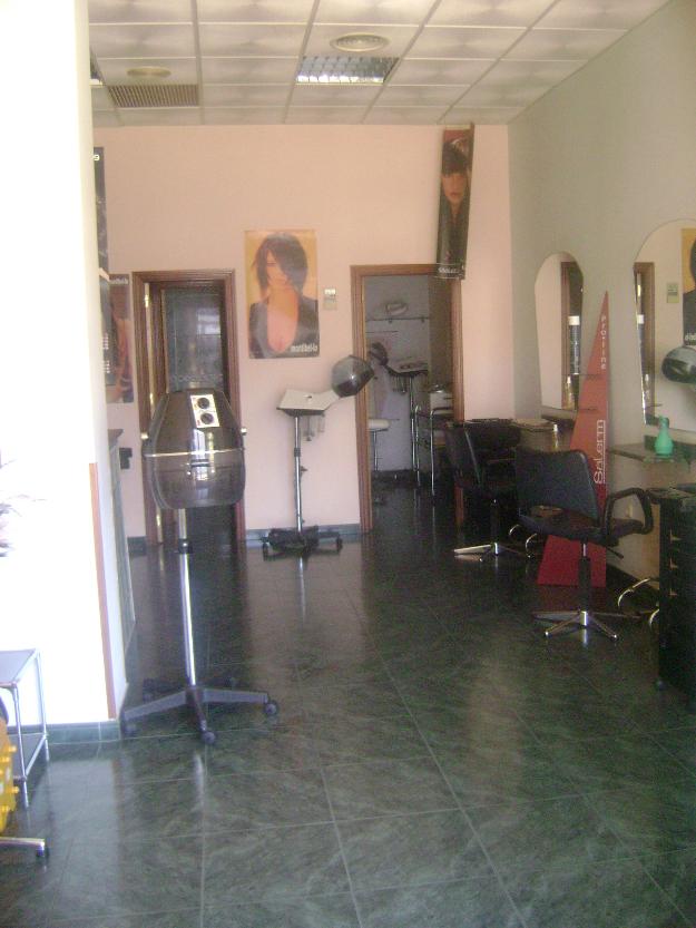 Dos locales colindantes para entrar se venden
